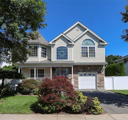 homes for sale in Farmingdale
