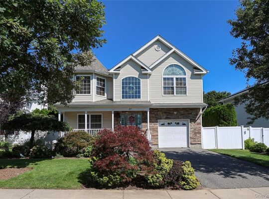 homes for sale in Farmingdale