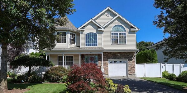 homes for sale in Farmingdale